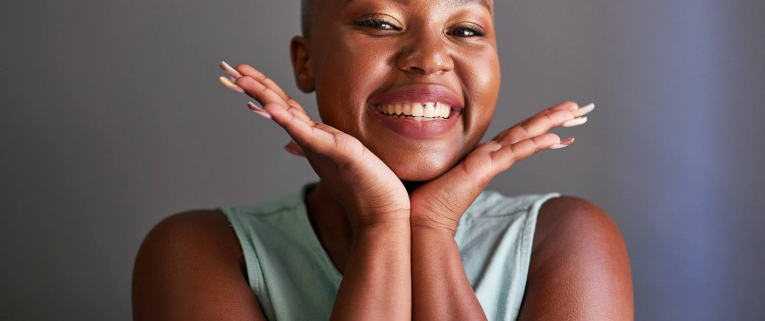 A,Young,Black,Model,Holds,Hands,Under,Her,Face,Posing
